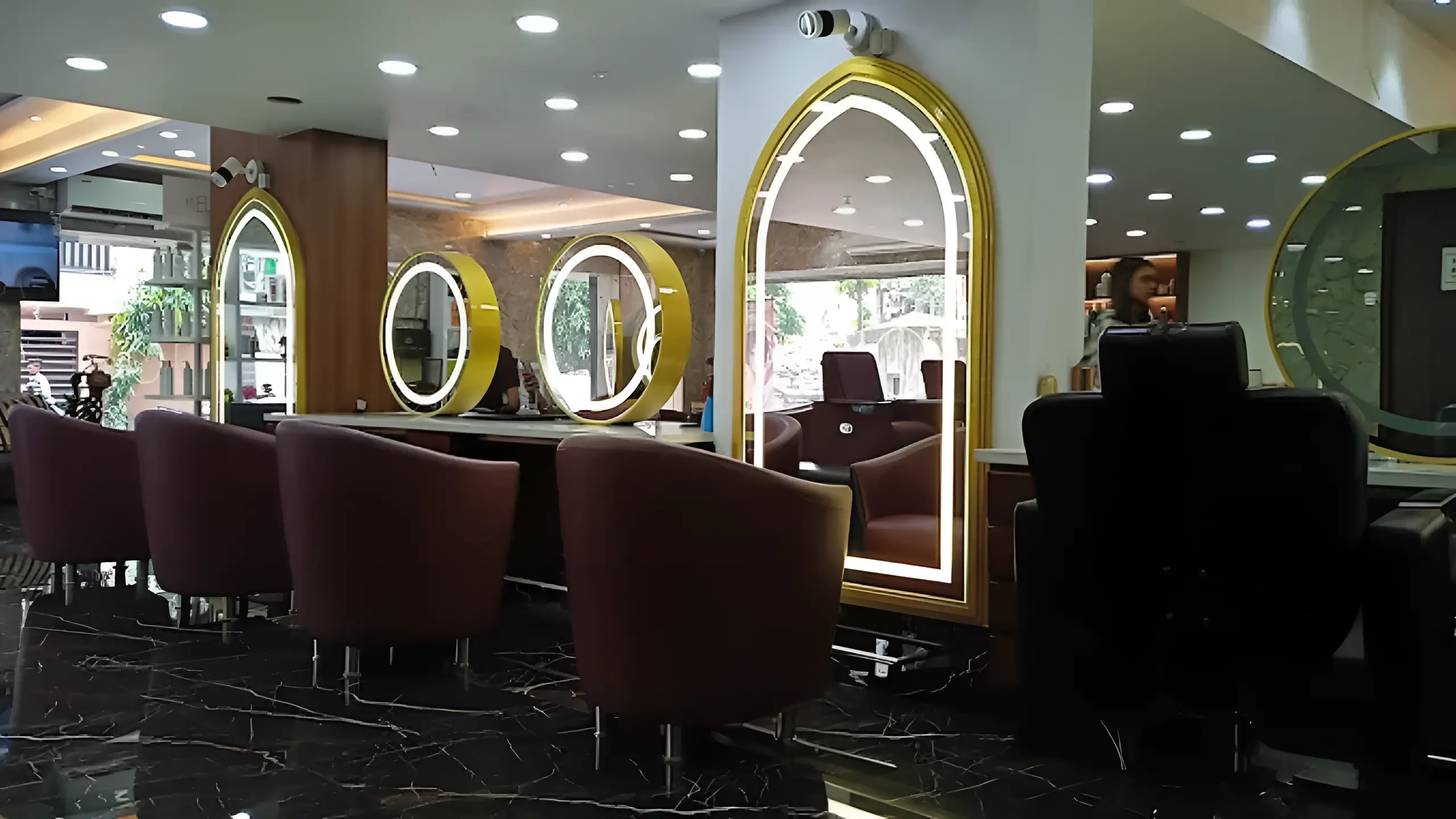 Seating and finishing area at Rush Salon, nail art and nail extensions in Surat